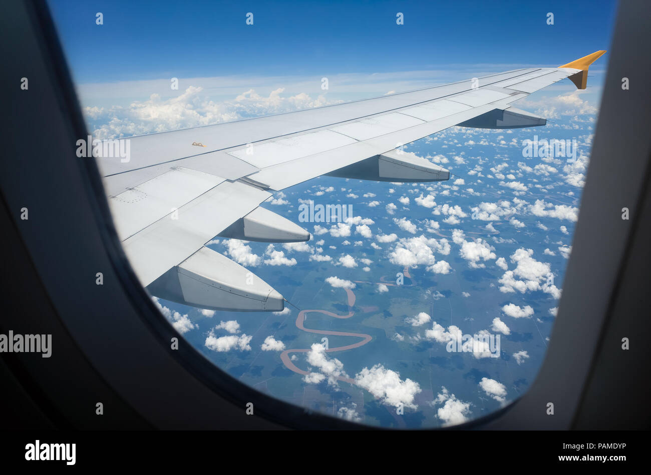 Guardando fuori dalla finestra sede all'ala di aeroplano e indonesiano terreni agricoli al di sotto. Foto Stock