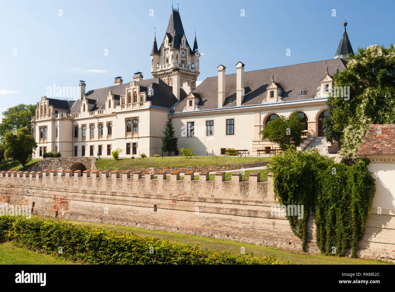 Il Castello di Grafenegg, in bassa Austria, è l'esempio più noto di storia romantica in Austria ed è una meta turistica molto apprezzata Foto Stock