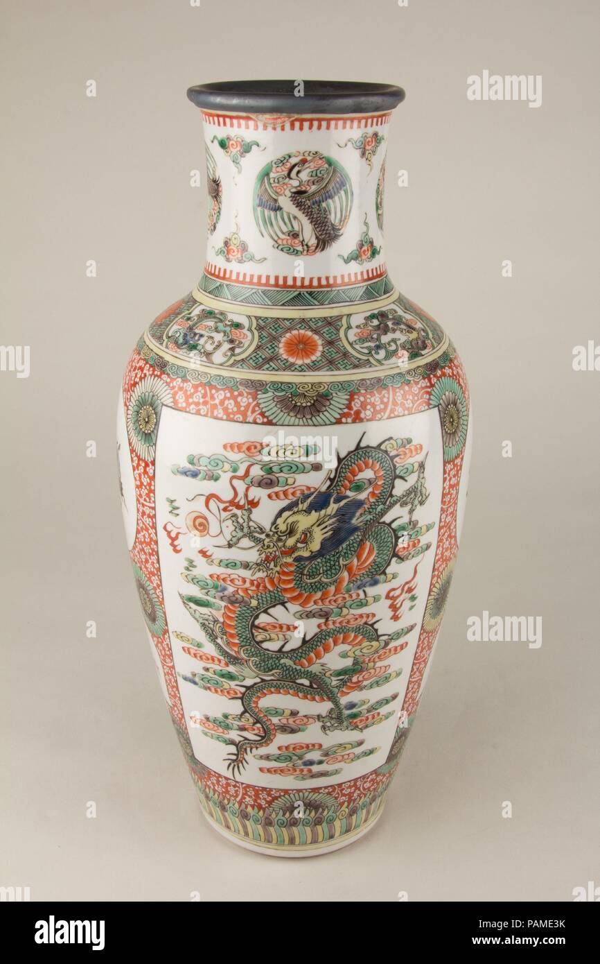 Vaso. Cultura: la Cina. Dimensioni: H. 17 a. (43,2 cm); W. 8. (20,3 cm). Museo: Metropolitan Museum of Art di New York, Stati Uniti d'America. Foto Stock