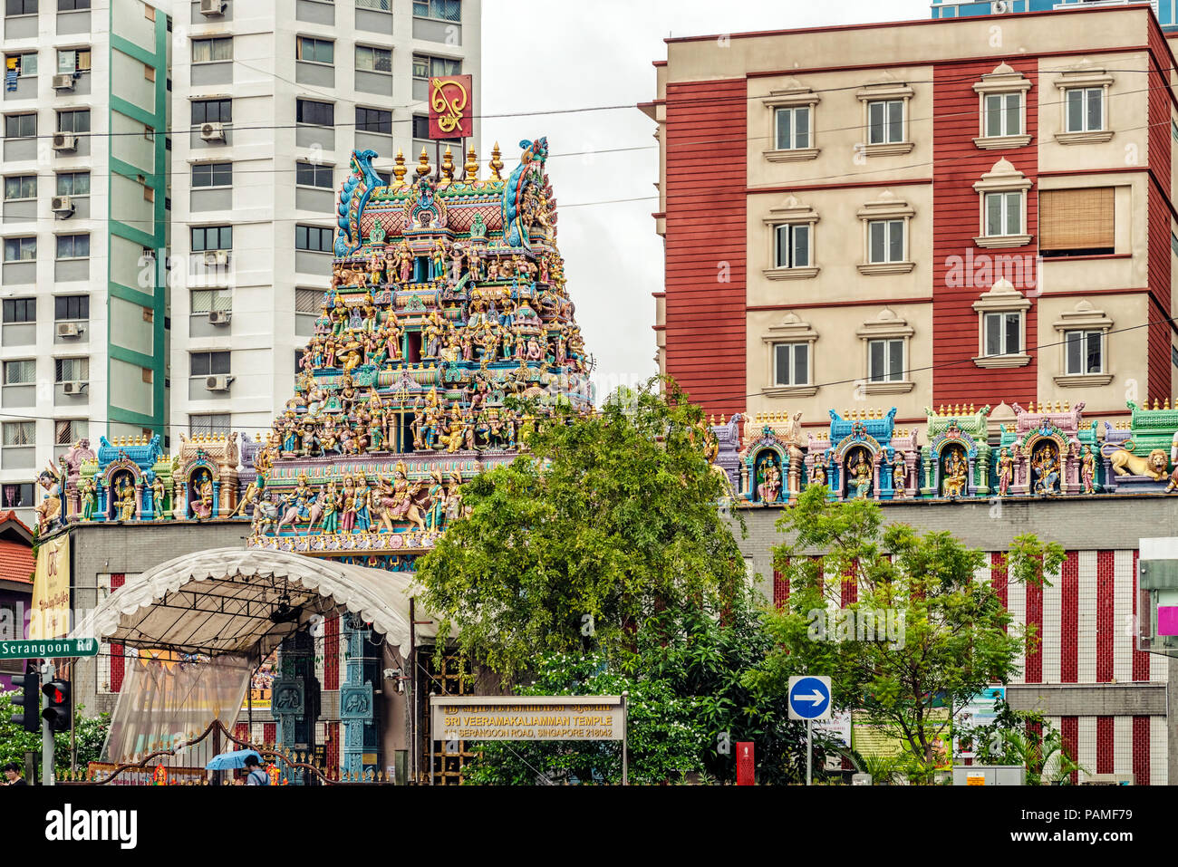 Singapore, 12 Gennaio 2018: il traffico sulla strada di fronte dello Sri Veeramakaliamman tempio indù in Little India di Singapore. Foto Stock