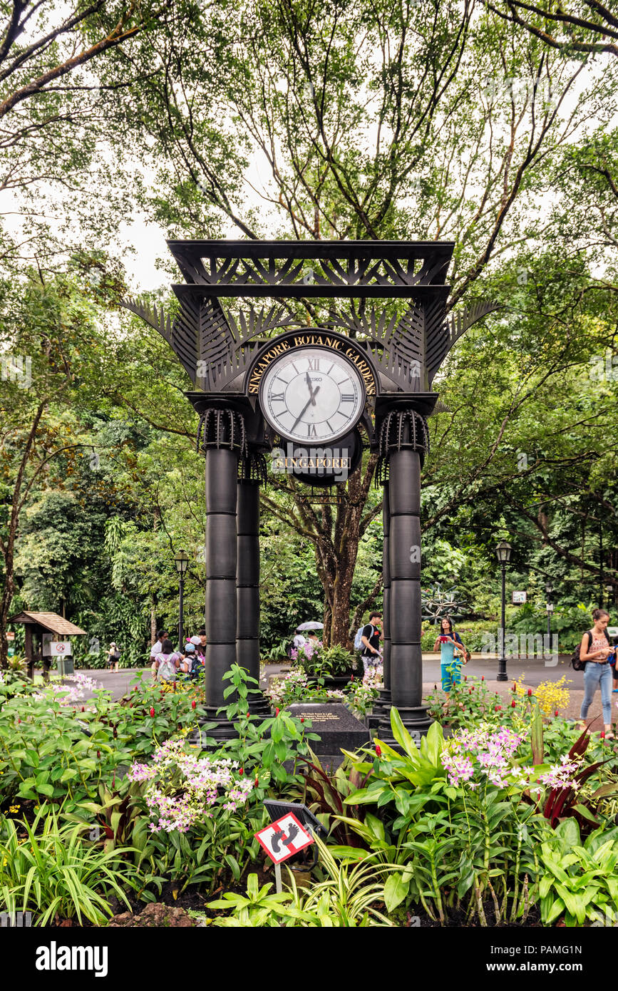 Singapore - Gennaio 11, 2018: i turisti stanno entrando in Singapore Botanic Gardens passando dalla torre dell orologio si trova nei giardini. Foto Stock