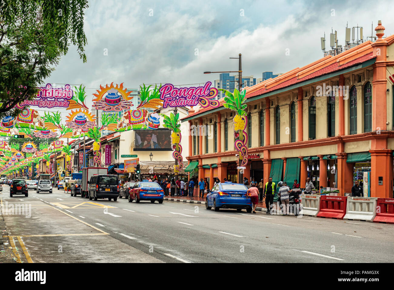 Singapore, 12 Gennaio 2018: il traffico su strada nella parte di Singapore chiamato Little India. La colorata Vecchia case coloniali e decorazione su Foto Stock