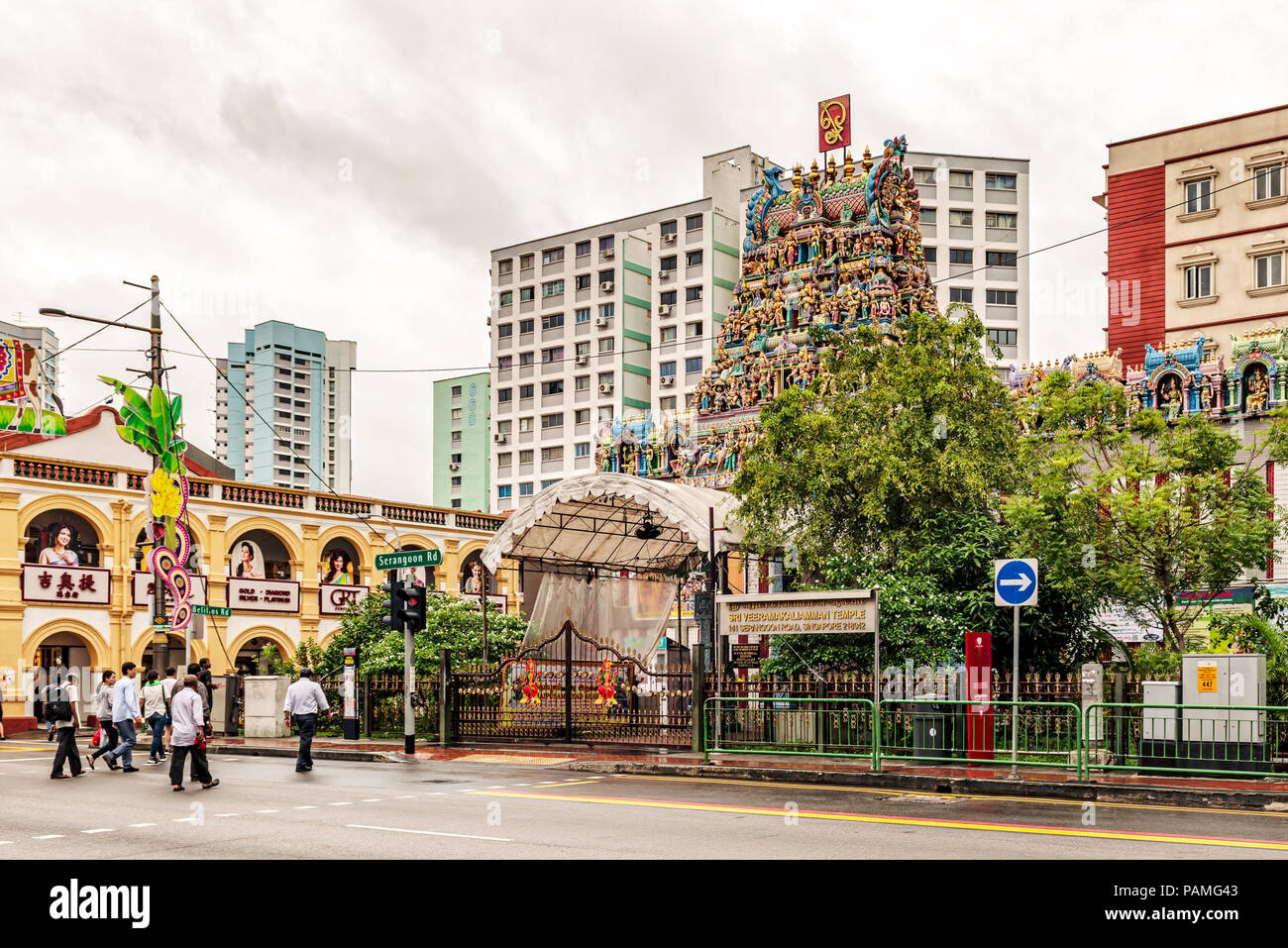 Singapore, 12 Gennaio 2018: il traffico sulla strada di fronte dello Sri Veeramakaliamman tempio indù in Little India di Singapore. Foto Stock
