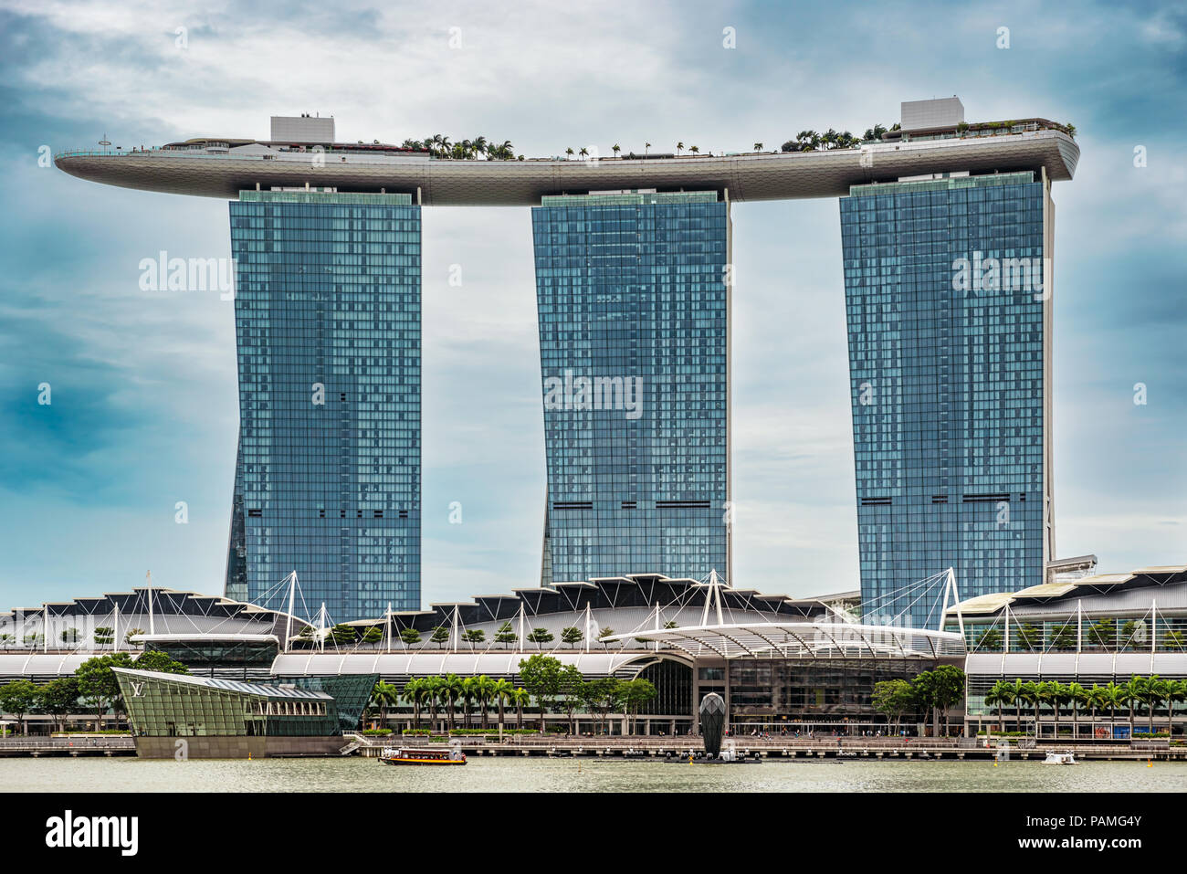 Singapore - Jan 14, 2018: Il futuristico design di architettura Marina Bay sands hotel nel centro della città di Singapore. Foto Stock