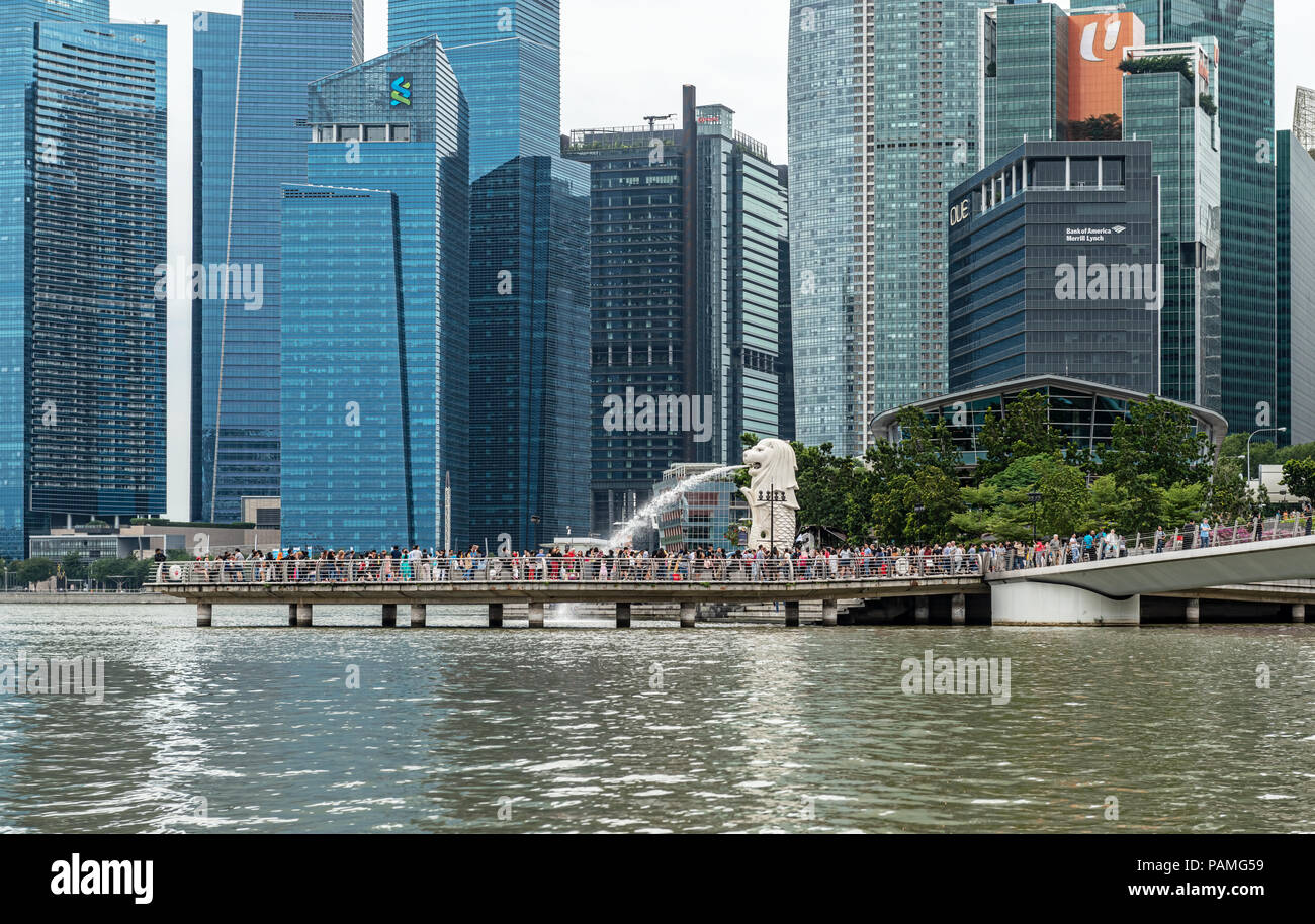 Singapore - Jan 14, 2018: i turisti che visitano il Merlion fontana di Marina Bay. Il Merlion è una icona di marketing utilizzato come mascotte e personif nazionale Foto Stock