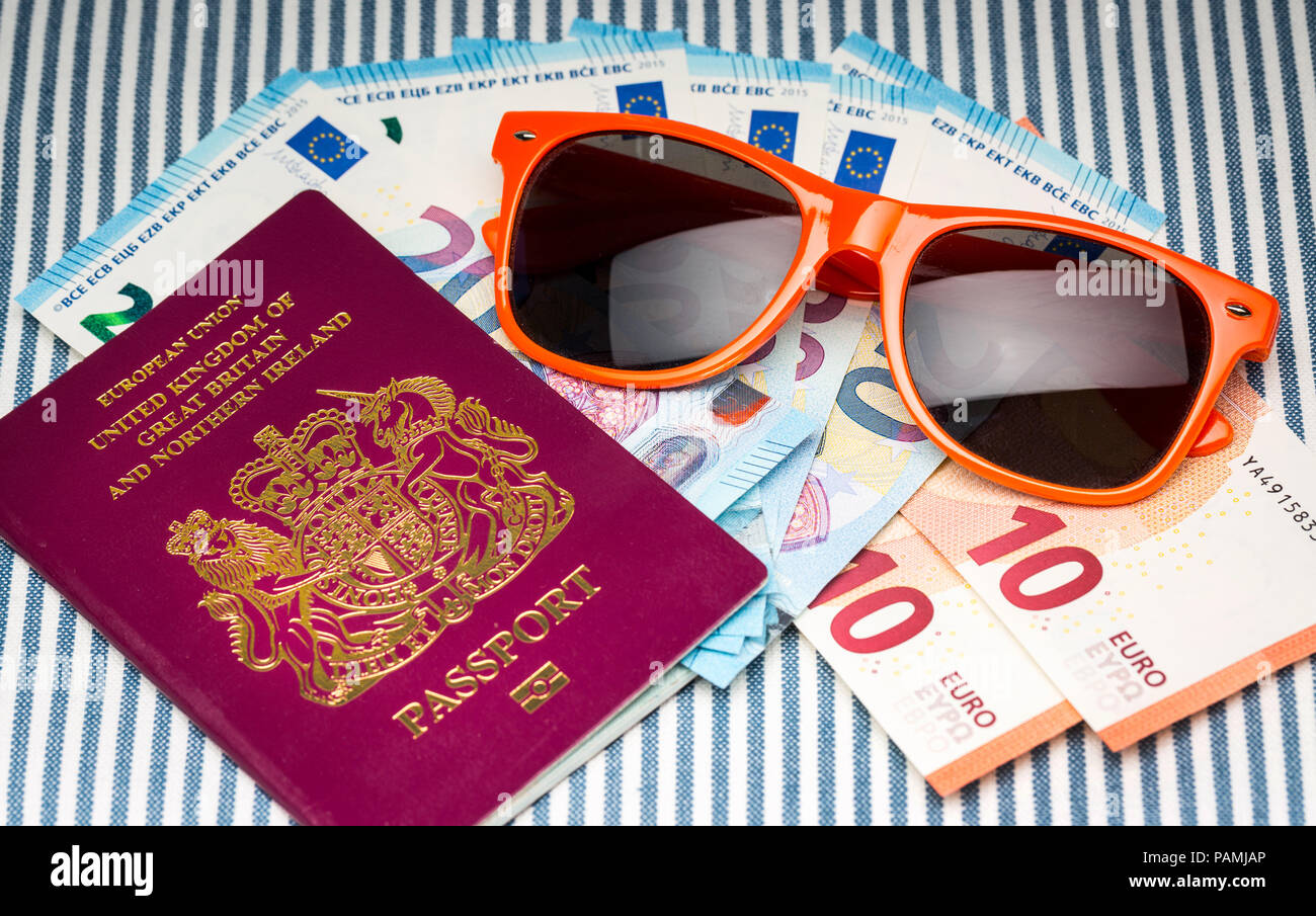 Passaporto britannico con Euro e occhiali da sole - vacanza denaro Foto Stock
