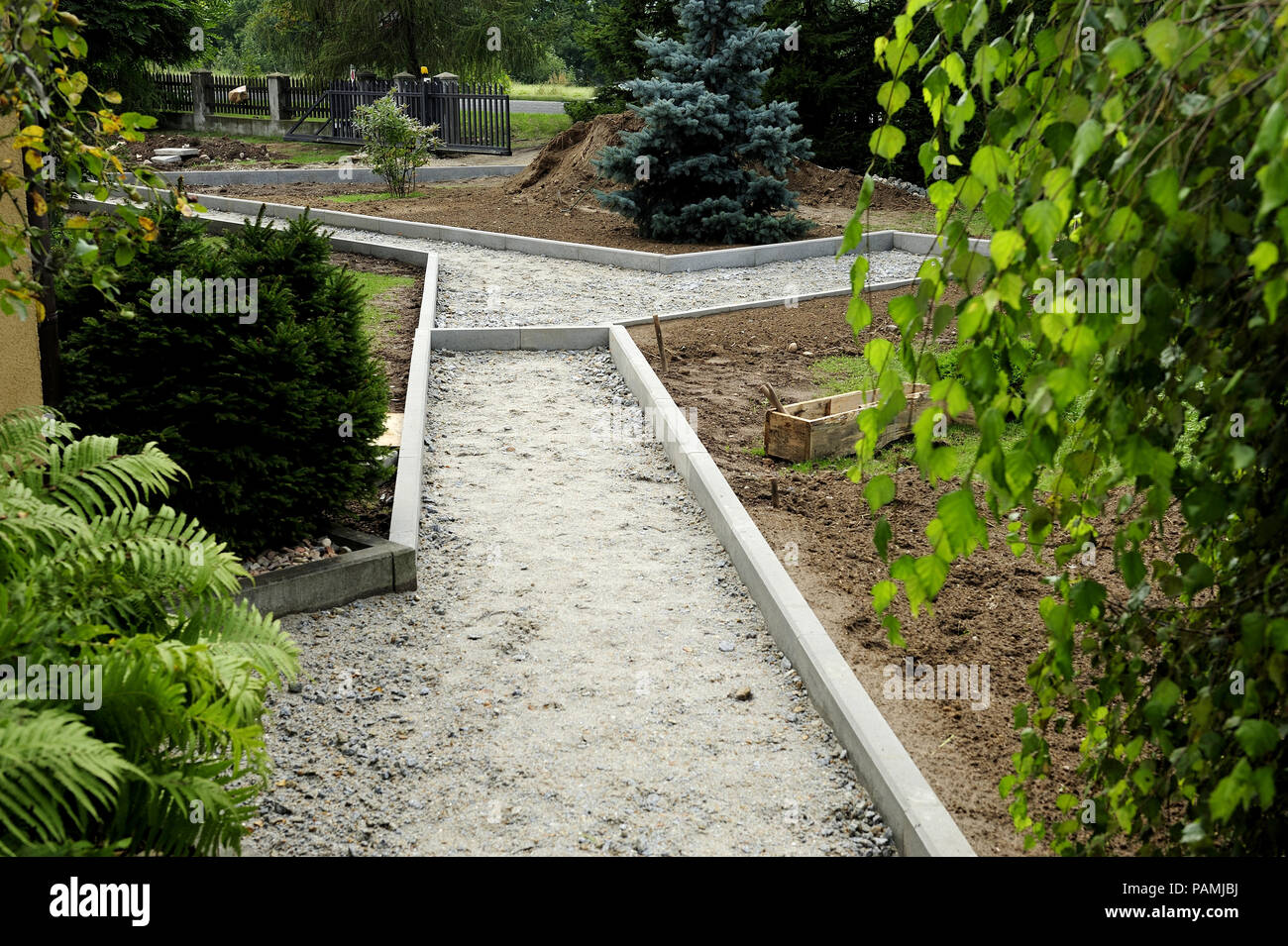 La terra e la terra, costruzione, marciapiede, nuovo, giardino, verde, ordine, bellezza, Foto Stock