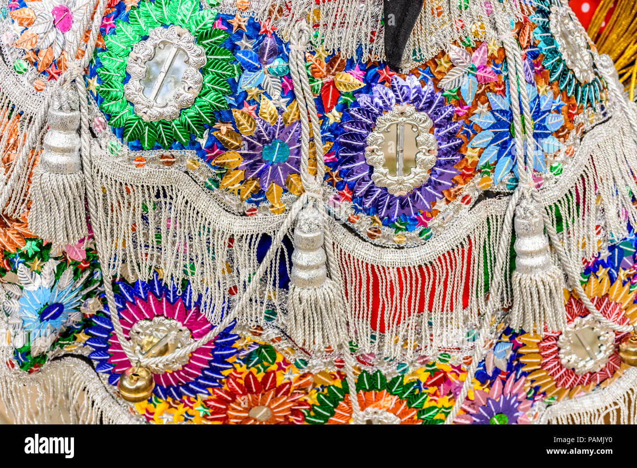 Parramos, Guatemala - 28 dicembre 2016: Close-up di folk tradizionale costume ballerino per la Danza dei Mori e Cristiani vicino a Colonial Antigua Foto Stock