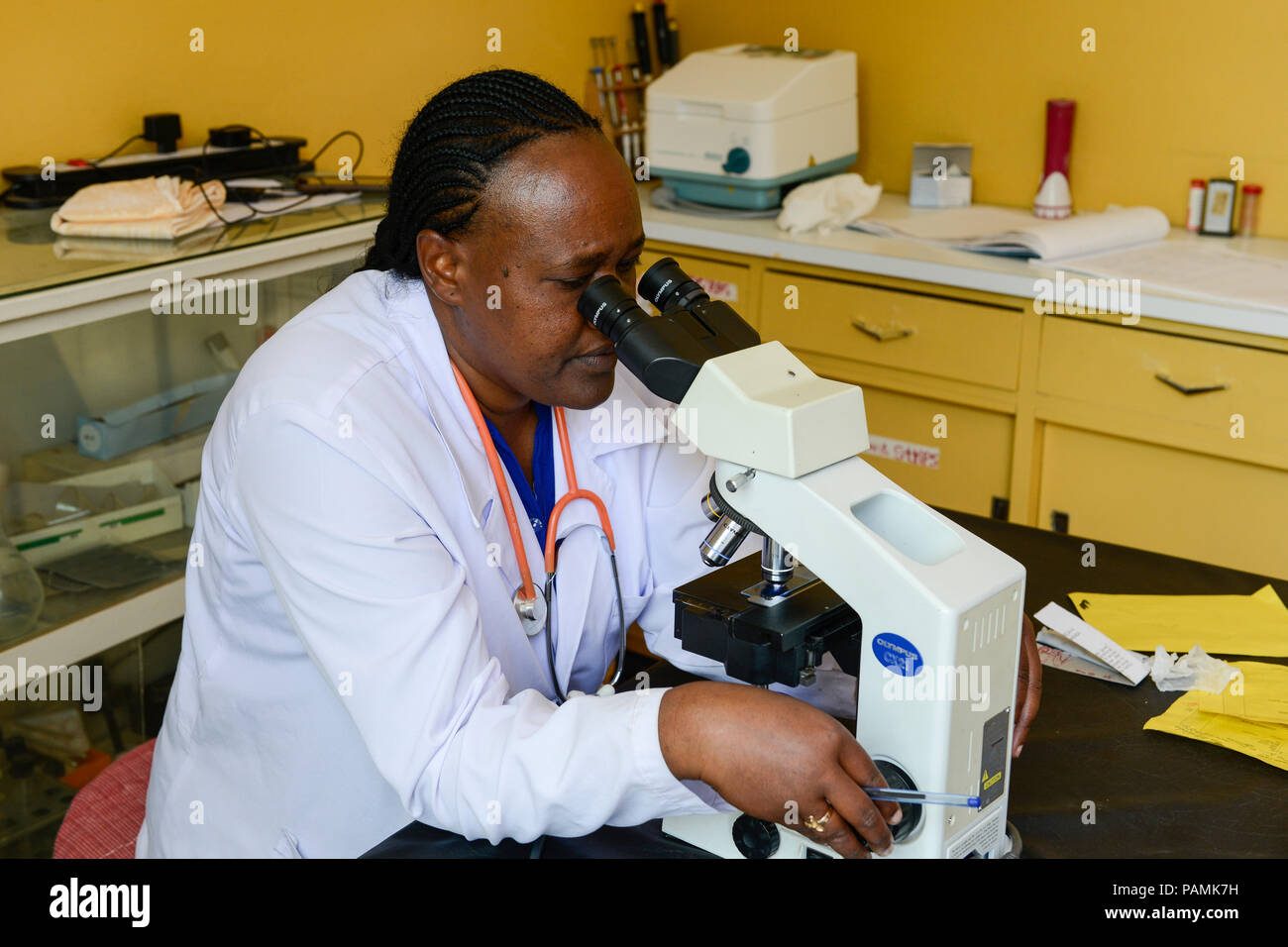 Etiopia Taza Catholic Health Center , laboratorio, microscopio, controllo di batteri e virus Foto Stock