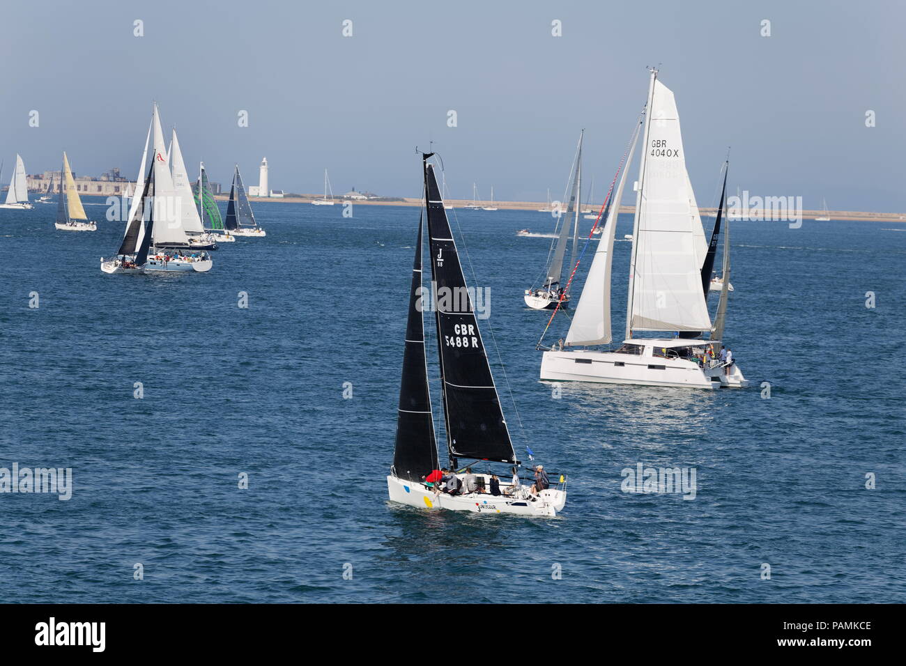 Persone racing su yacht sul Solent nel giro dell'isola gara Isle of Wght Hampshire Foto Stock