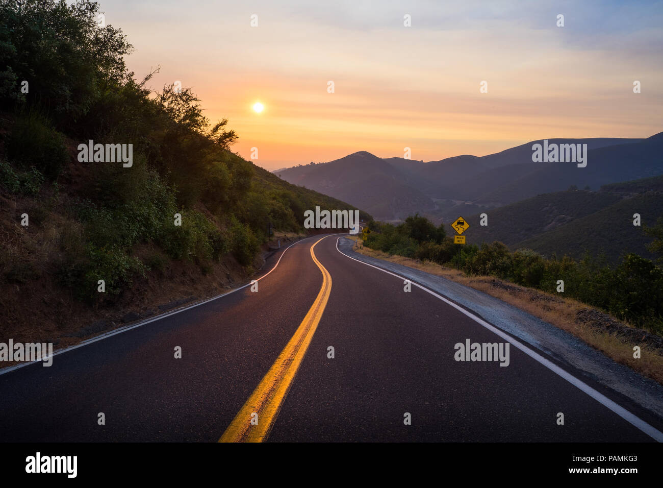 Tramonto spettacolare dopo gli incendi boschivi vicino al sacerdote grado Road, l'unità per il Parco Nazionale di Yosemite Foto Stock