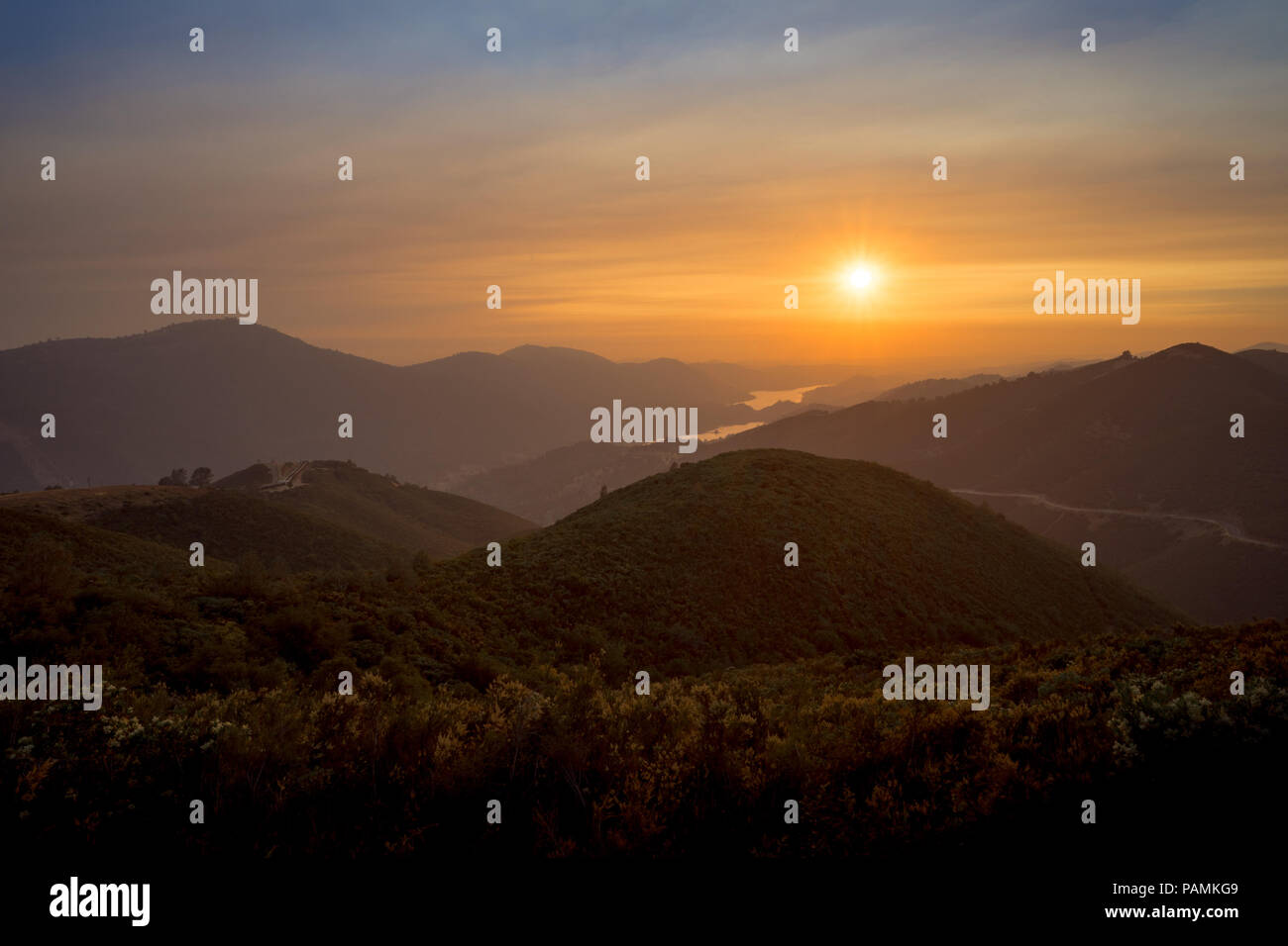Smoky tramonto sulla Sierra Foothills, dopo gli incendi boschivi vicino al Parco Nazionale di Yosemite Foto Stock