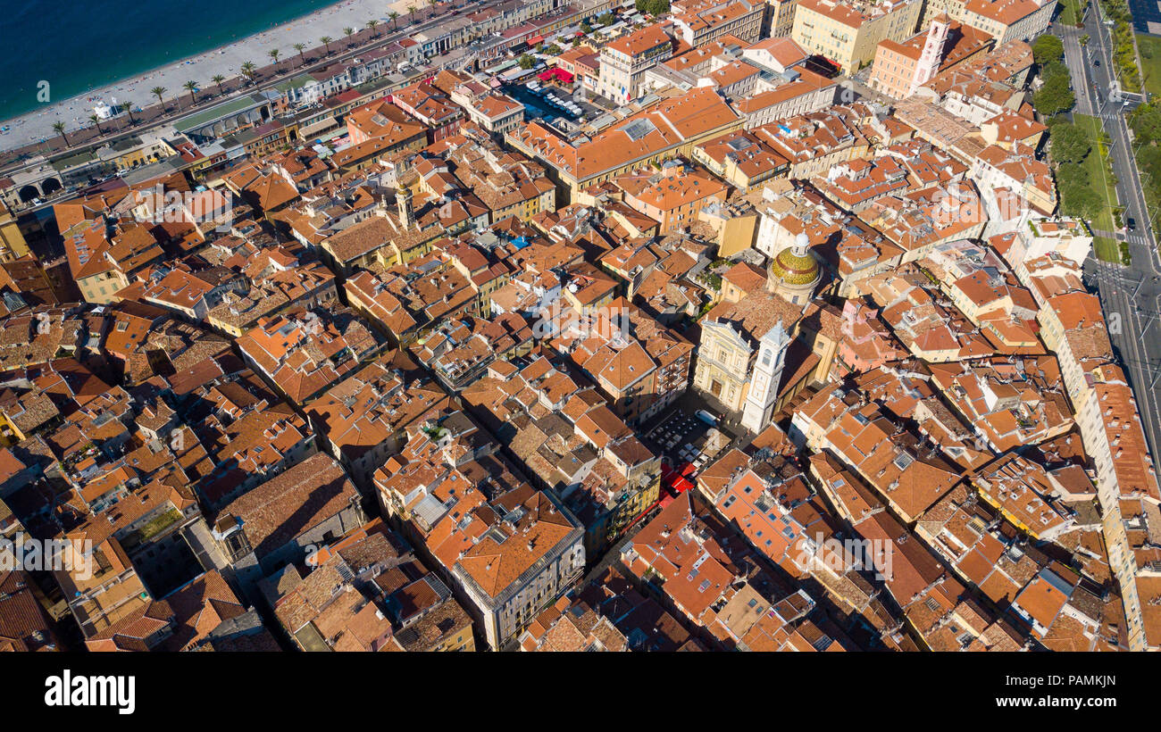 Vista aerea della Città Vecchia e la Cathédrale Sainte-Réparate o cattedrale Sainte-Réparate, Nice, Francia Foto Stock