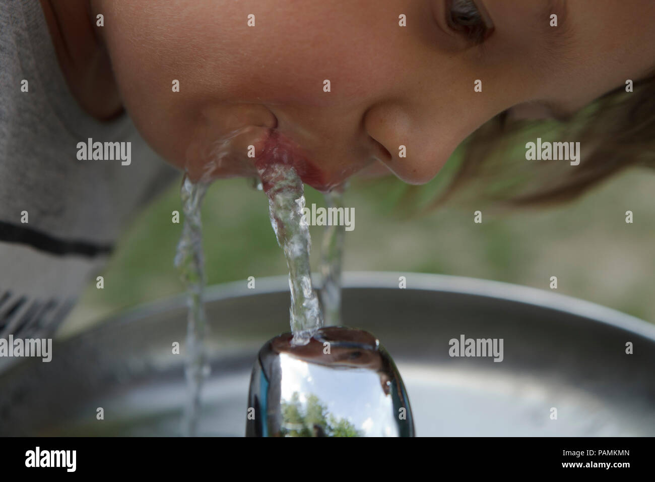 Volto del giovane ragazzo in acqua potabile nelle calde giornate estive, Varsavia, Polonia, Europa Foto Stock