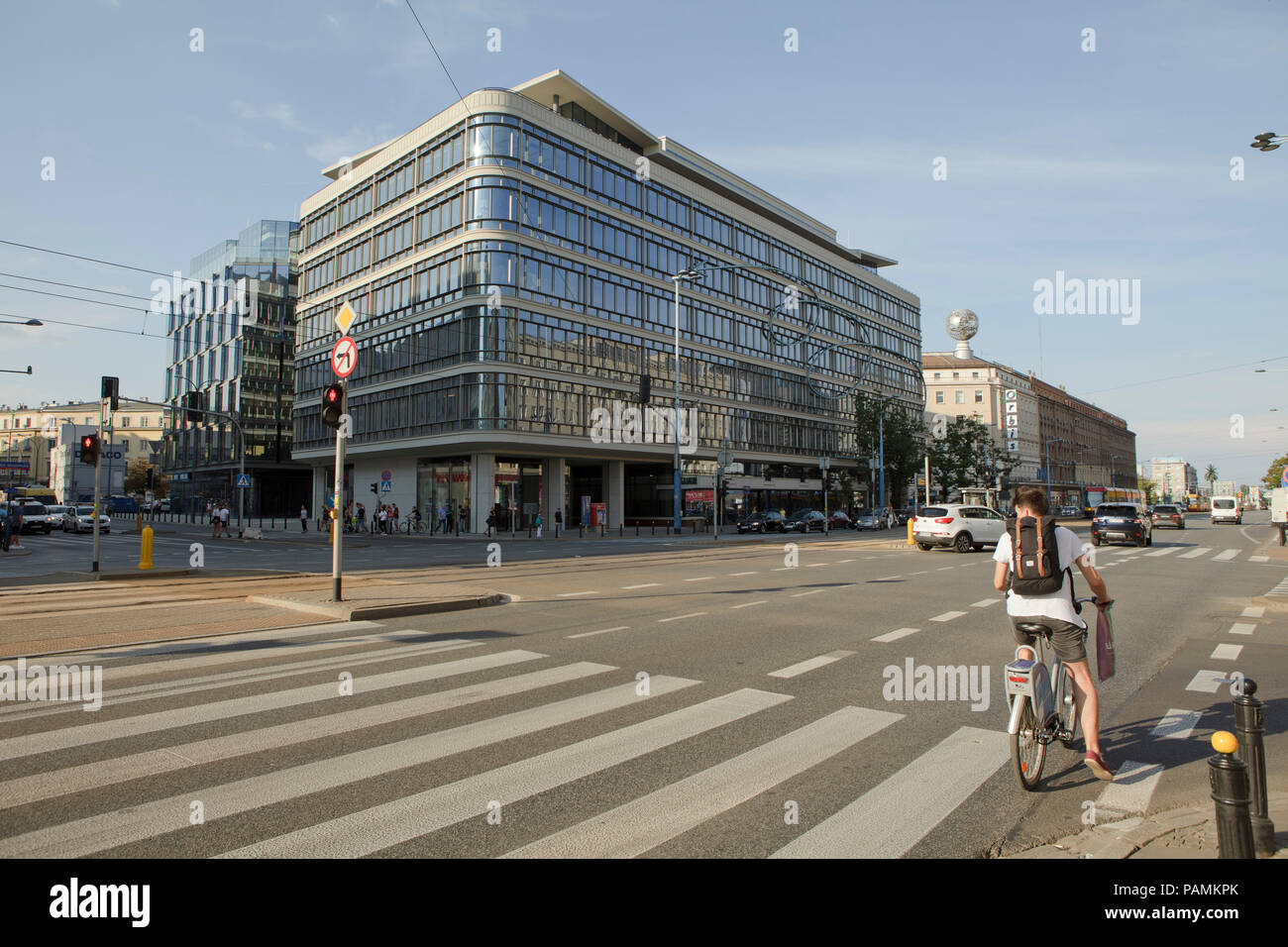 Moderno edificio in centro città 'Smyk', Varsavia, Polonia, estate, traffico di sera Foto Stock