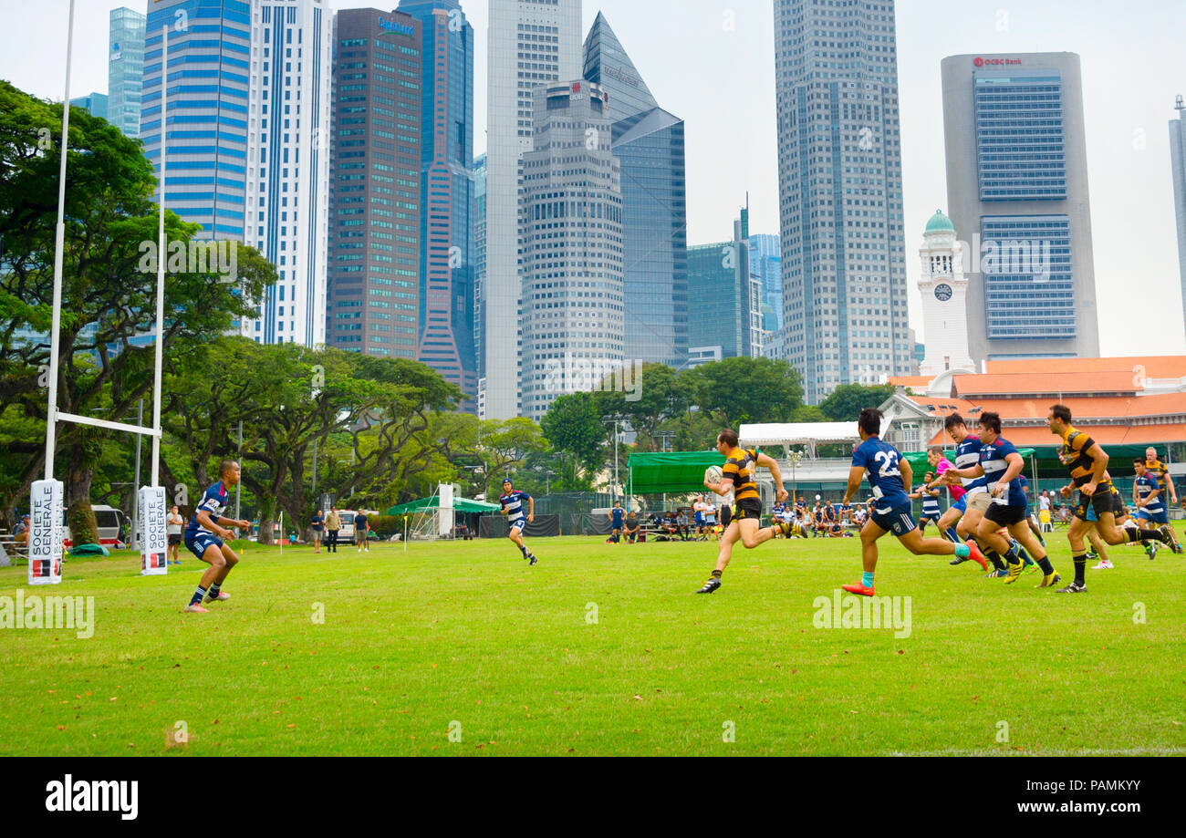 SINGAPORE - Jan 16, 2017: due rugby amatoriale il gioco di squadra di rugby in Singapore. Singapore Downtown su sfondo te Foto Stock