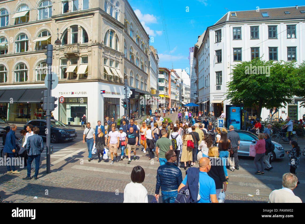 COPENHAGEN, Danimarca - 14 giugno 2018: le persone che attraversano la strada a Copenhagen central shopping street. Copenhagen è la capitale della Danimarca. Foto Stock