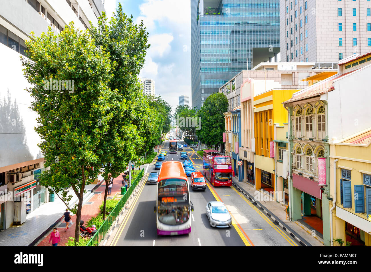 Vista in elevazione del traffico sulla città di Singapore street con la moderna architettura colorati Foto Stock