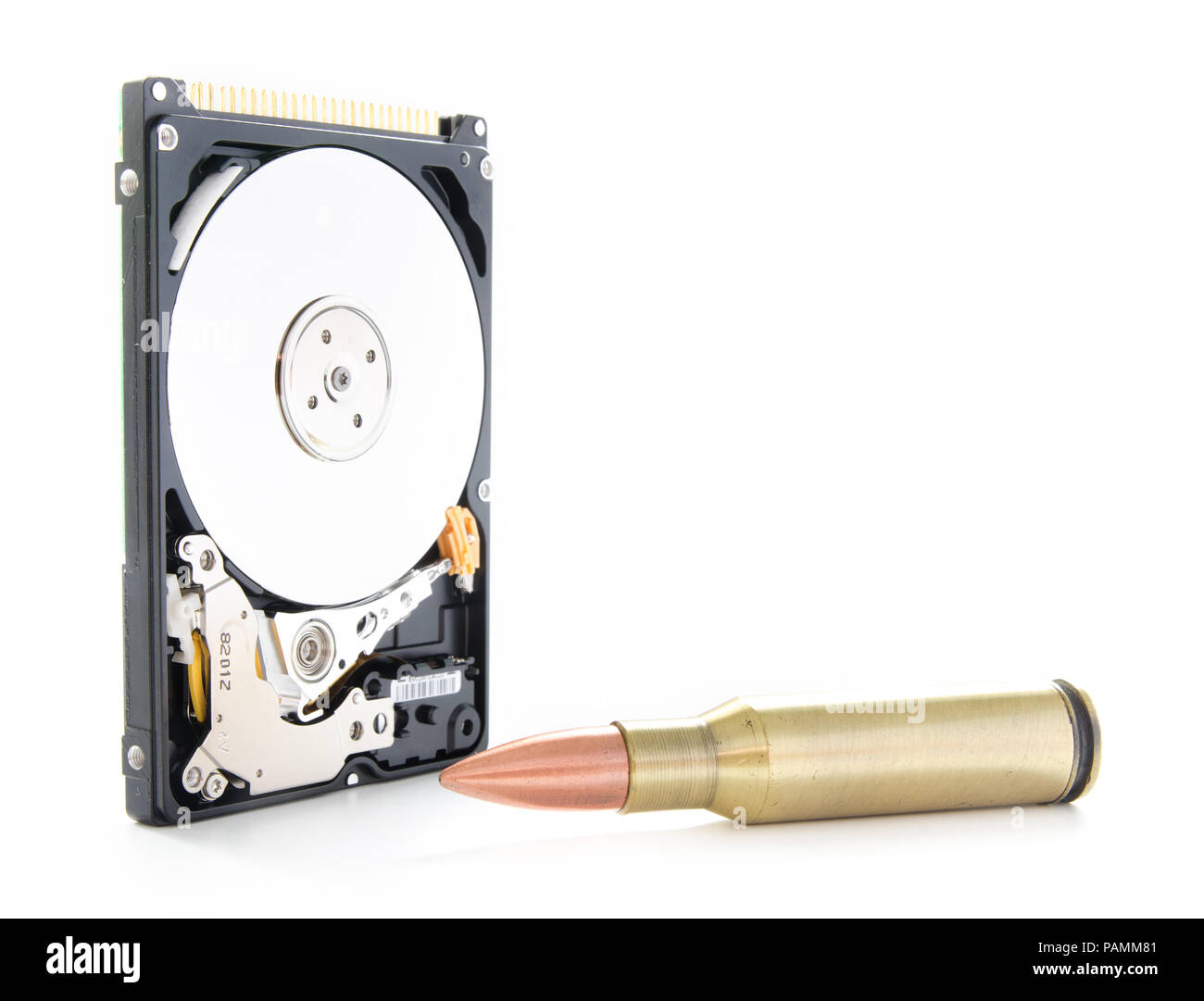 Disco rigido e un proiettile che rappresentano concettuale della protezione dei dati Foto Stock