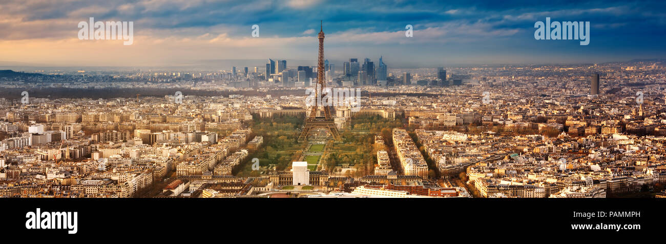 Vista della Torre Eiffel al tramonto dalla Tour Montparnasse, Parigi. Foto Stock