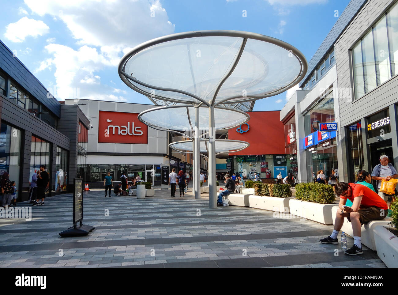 Basingstoke, Regno Unito - 05 Luglio 2018: gli amanti dello shopping nella zona pedonale di centri commerciali Shopping Centre Foto Stock