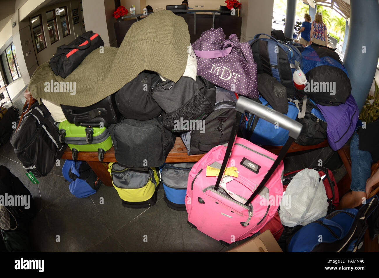 Il bagaglio è accatastato come sailer preparare a lasciare gli ormeggi in Road Town Tortola in Vergini britanniche Isole Britanniche. Foto Stock