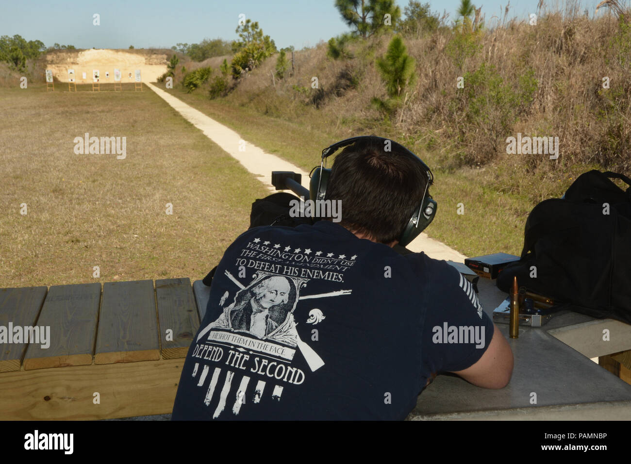 Un tiratore scelto incendi il suo 50 fucile calibro ad una gamma di pistola in Florida. Foto Stock