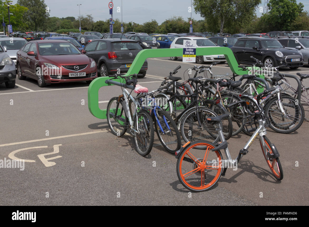 Oxford, Oxfordshire, Regno Unito. Il 23 giugno 2018. Regno Unito Meteo. Le biciclette parcheggiate presso il park and ride nella pittoresca Oxford. Foto Stock