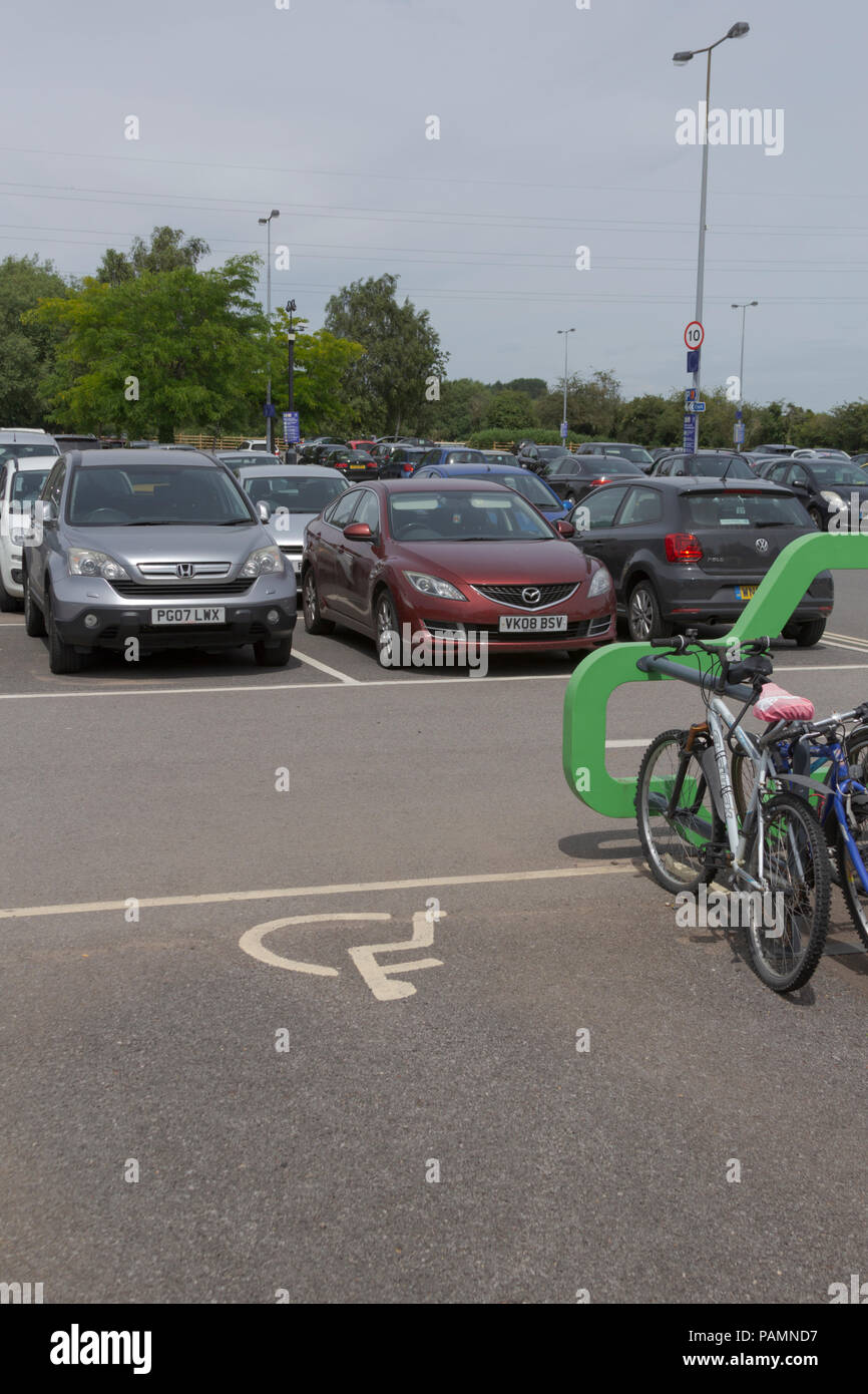 Oxford, Oxfordshire, Regno Unito. Il 23 giugno 2018. Regno Unito Meteo. Le biciclette parcheggiate presso il park and ride nella pittoresca Oxford. Foto Stock