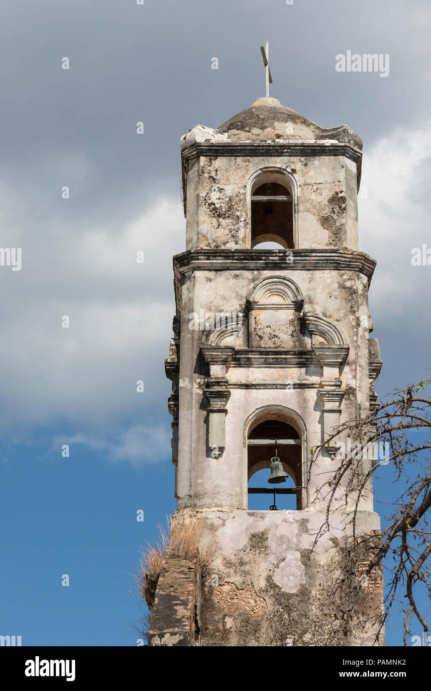 Vista esterna dell'ormai abbandonato Iglesia Santa Ana nel Patrimonio Mondiale UNESCO città di Trinidad, Cuba. Foto Stock
