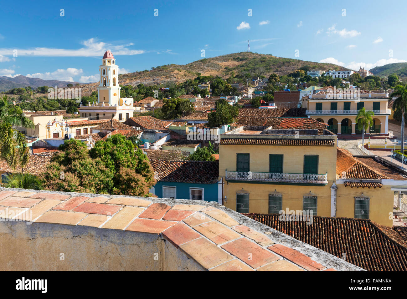 Il Convento de San Francisco e Plaza Mayor nel Patrimonio Mondiale UNESCO città di Trinidad, Cuba. Foto Stock