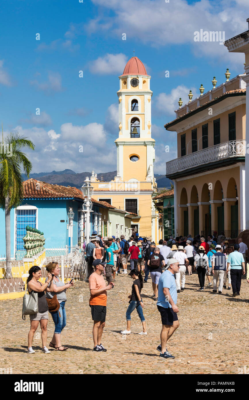 Il Convento de San Francisco e Plaza Mayor nel Patrimonio Mondiale UNESCO città di Trinidad, Cuba. Foto Stock