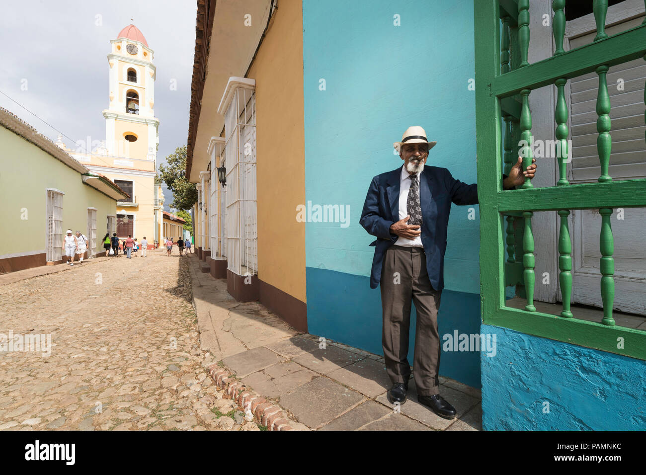 Uomo locale di fronte al Convento de San Francisco nel Patrimonio Mondiale UNESCO città di Trinidad, Cuba. Foto Stock