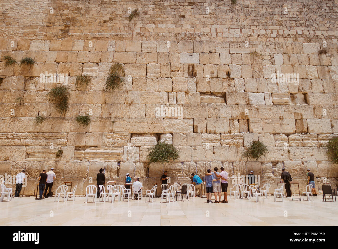 Adoratori di dire la loro preghiera al Muro Occidentale in un pomeriggio soleggiato, Gerusalemme Foto Stock