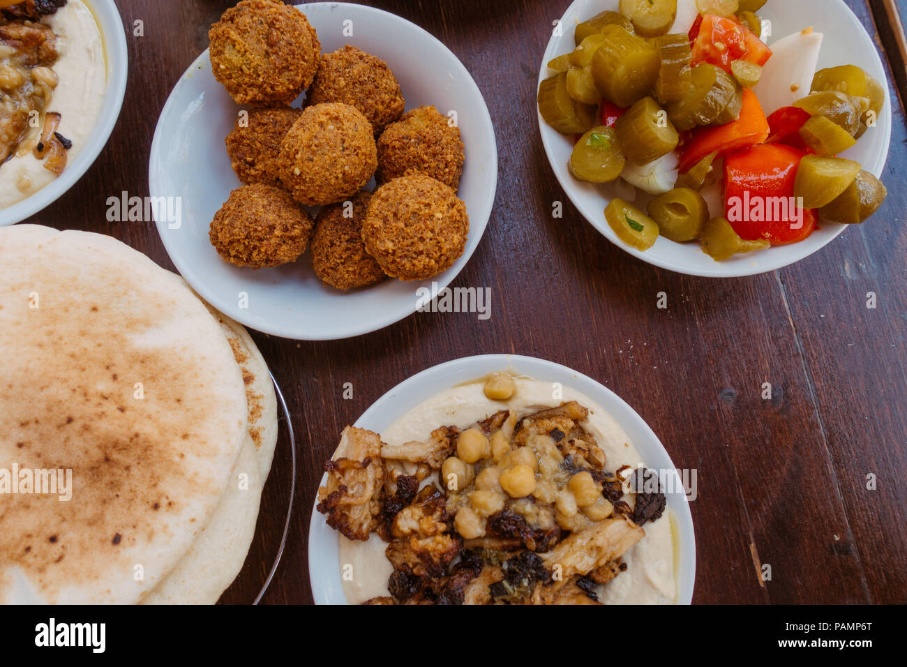 Bocce di fresco falafel e hummus sedersi su un tavolo in Gerusalemme, Israele Foto Stock