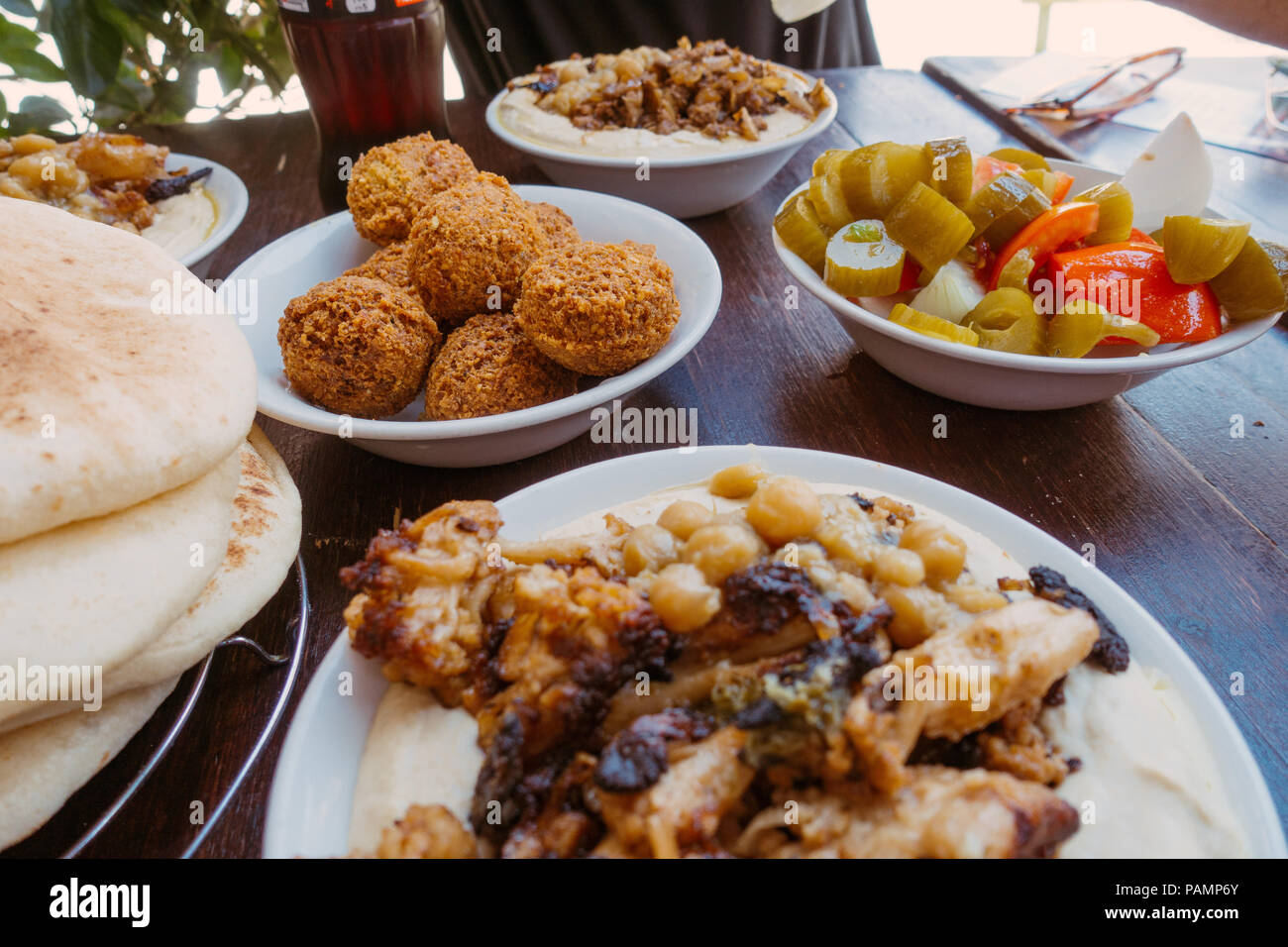 Bocce di fresco falafel e hummus sedersi su un tavolo in Gerusalemme, Israele Foto Stock