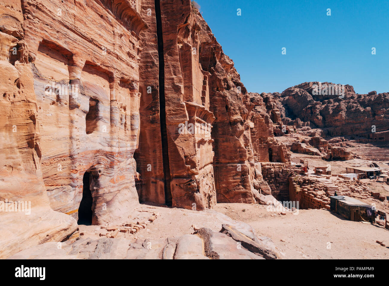 Un ingresso della tomba scavata nella roccia nella città perduta di Petra, Giordania Foto Stock