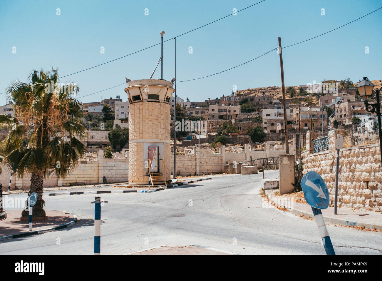 Le barricate entrata di una parte di un insediamento ebraico a Hebron, West Bank occupata Foto Stock