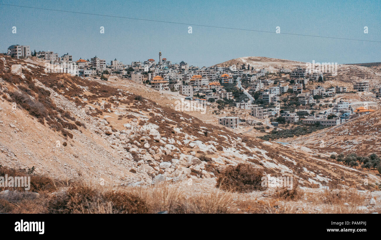 Coloni ebrei di villaggi costruiti sulla cima di terreni sterili vicino a Ramallah, Palestina Foto Stock