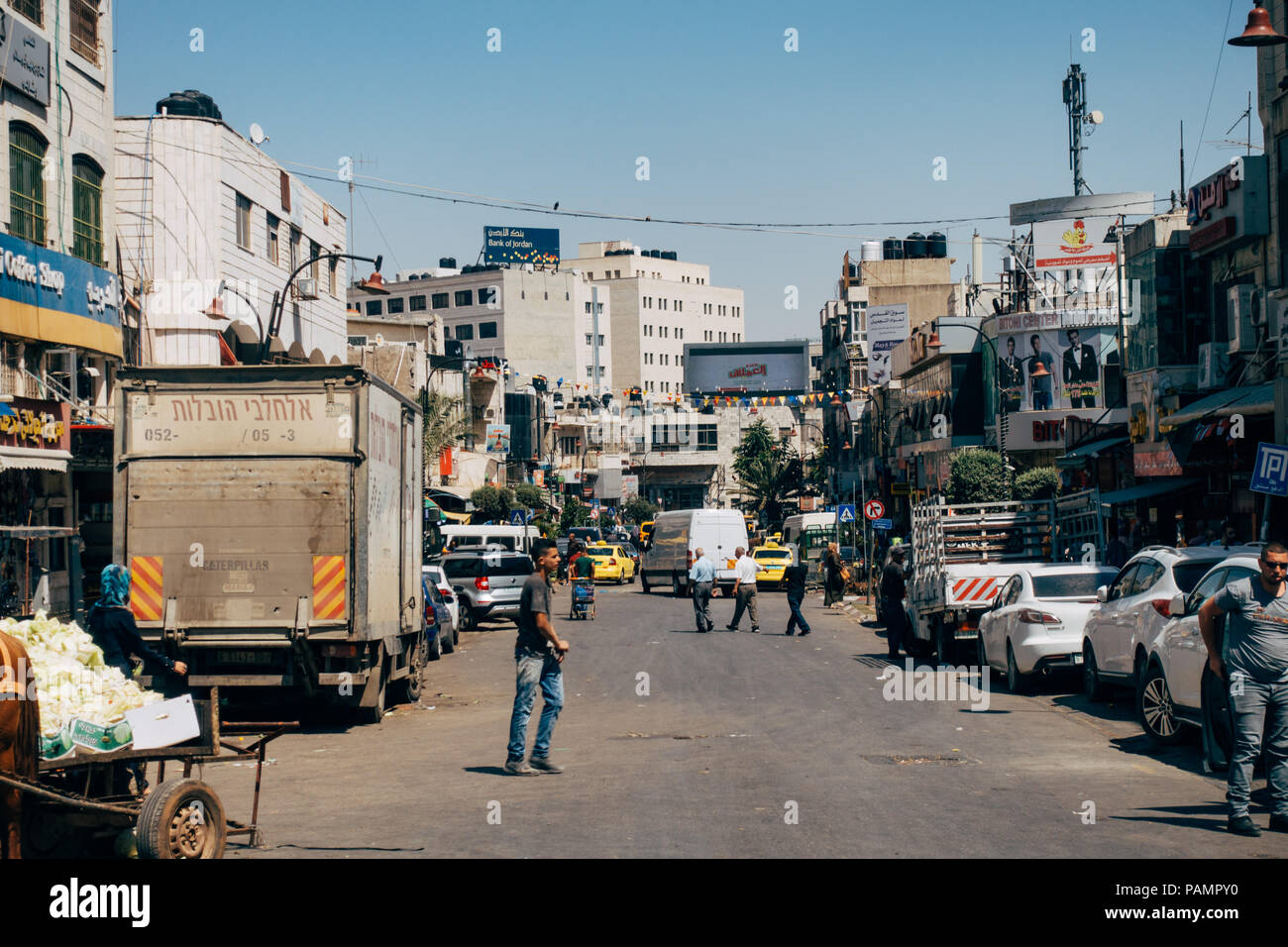 Una strada trafficata a Ramallah, il centro amministrativo della Palestina Foto Stock