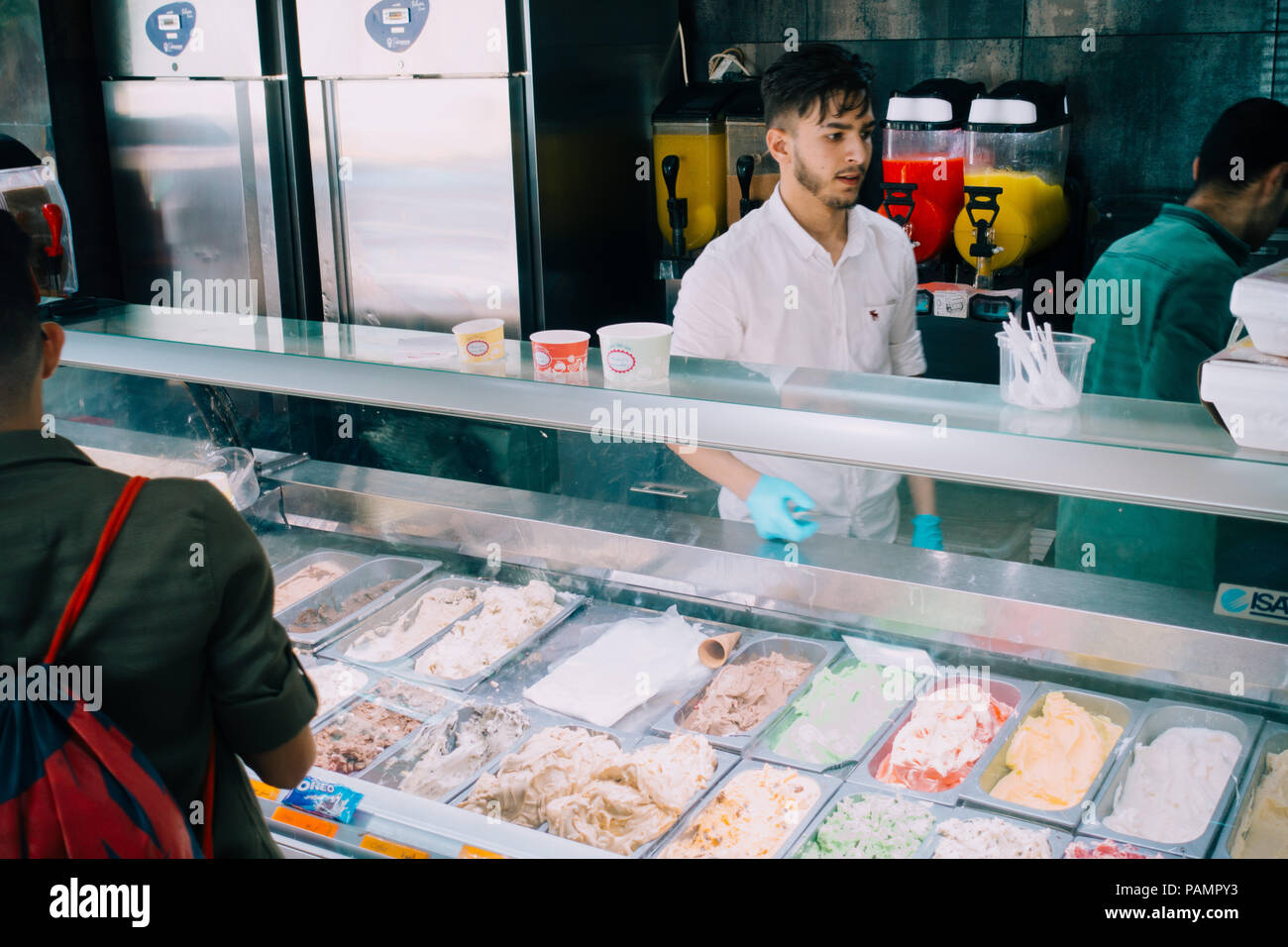 Un giovane uomo lavora dietro il gelato mobile in corrispondenza di un ristorante a Ramallah, Palestina, famoso per la sua appiccicosa, cremosa crema di ghiaccio Foto Stock