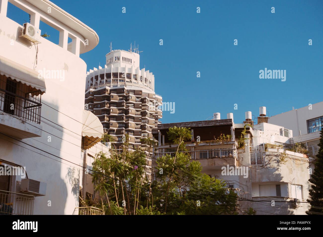 Il marrone e bianco torre cilindrica di Dizengoff picchi di centro su alcuni white bauhaus-ser edifici in Tel Aviv-Yafo, Israele Foto Stock