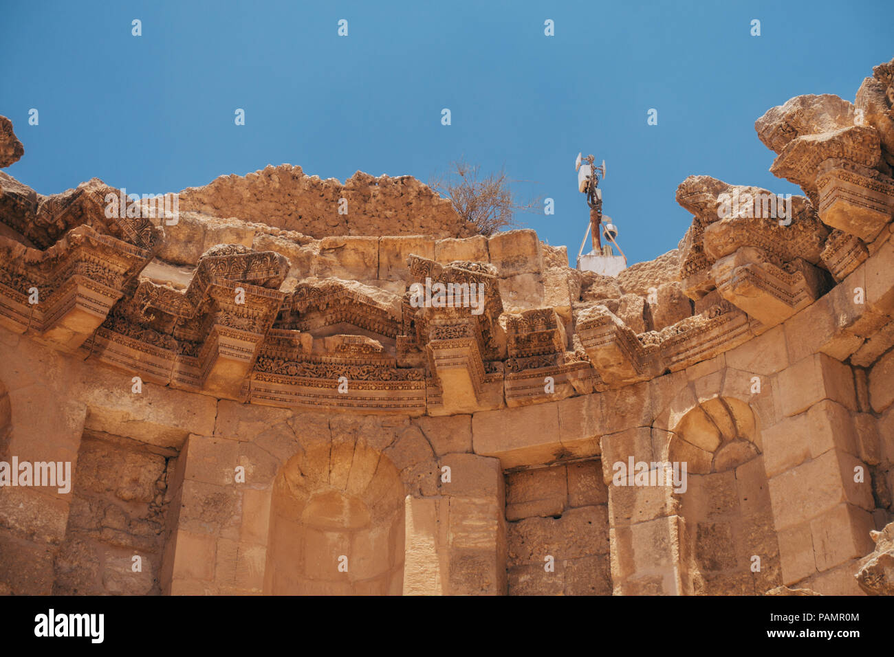 Un suriveillance telecamera TVCC sovrasta le antiche rovine di Jerash, Giordania Foto Stock