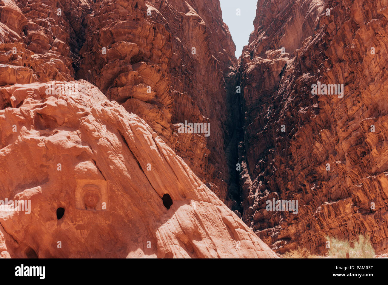 Un rock carving memorial omaggio al colonnello Thomas Edward Lawrence in una valle di Wadi Rum dove ha messo in scena un agguato Foto Stock