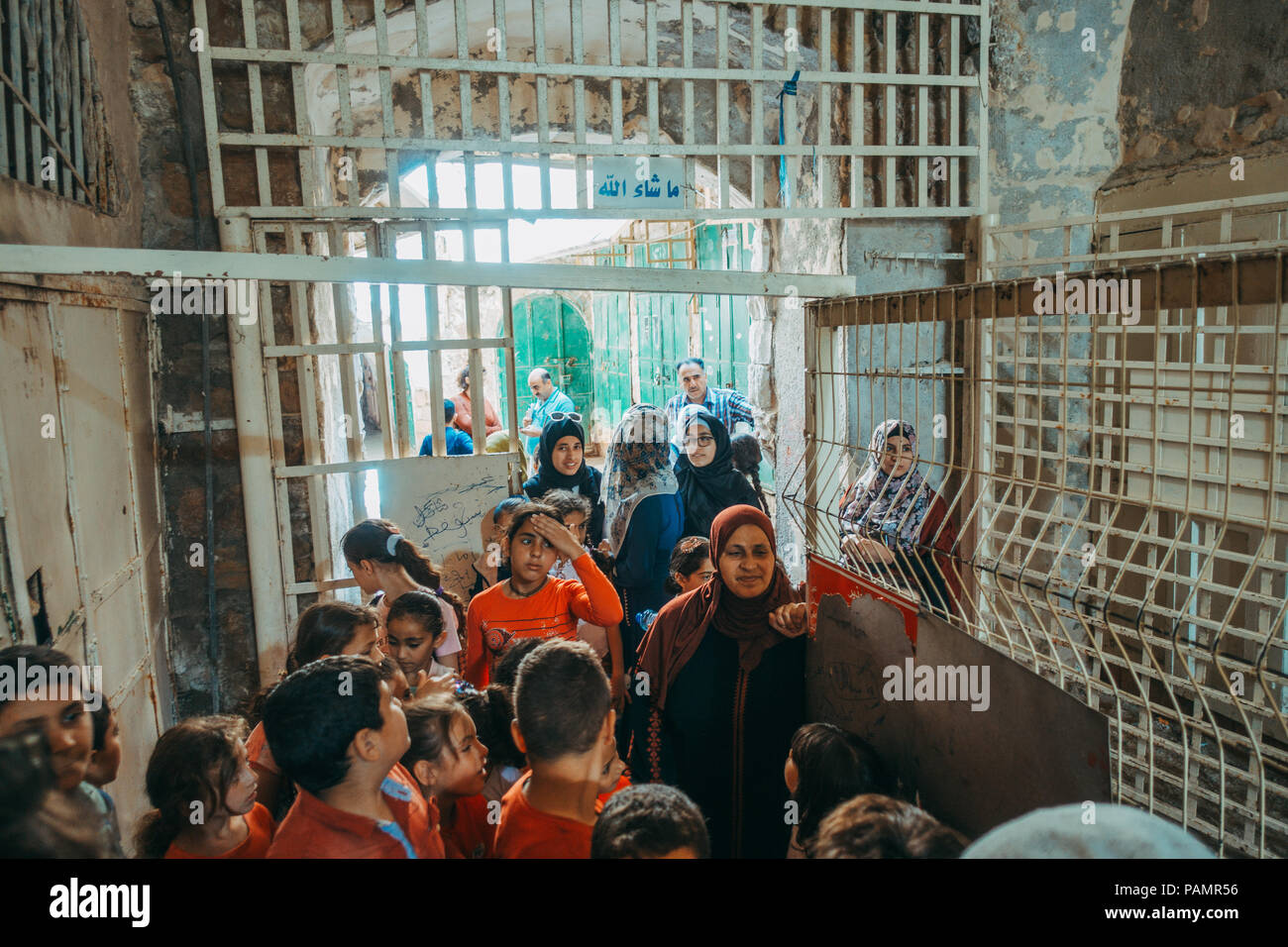 Locali residenti musulmani a Hebron, West Bank, la coda per essere sottoposte a screening mediante Forze di Difesa Israeliane personale prima che ne sia permessa nella moschea Ibrahimi Foto Stock