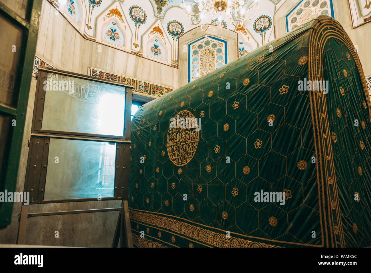 Un pannello di vetro antiproiettile oscura la linea diretta di vista tra musulmani ed ebrei i lati della tomba di Grotta dei patriarchi / moschea Ibrahimi Foto Stock
