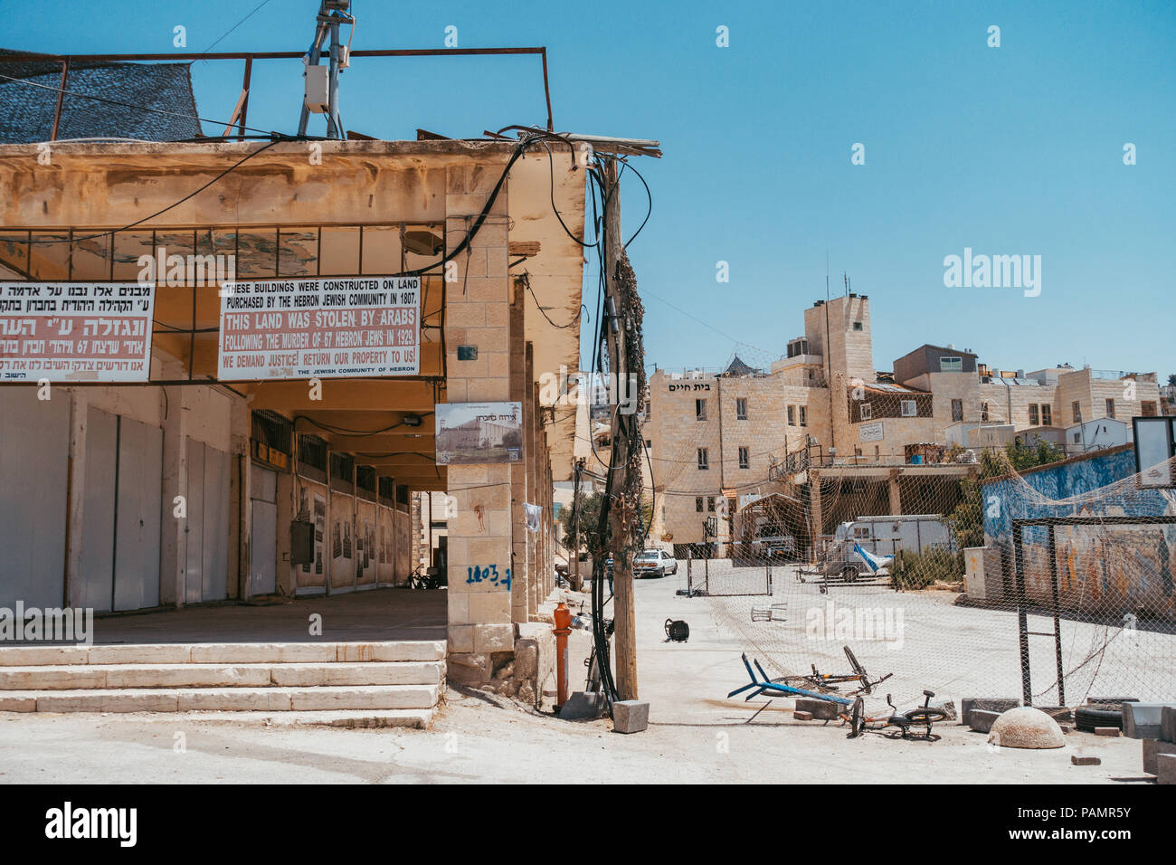 Un segno ebraico annunciando una legittima rivendicazione di proprietà su un terreno a Hebron, Cisgiordania, Israele Foto Stock