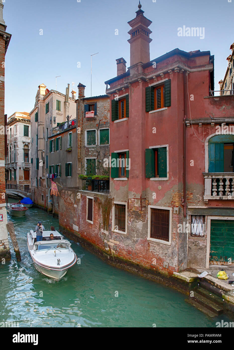 Invece di una vettura su una strada di una barca su un canale laterale. Il suo come funziona a Venezia Foto Stock