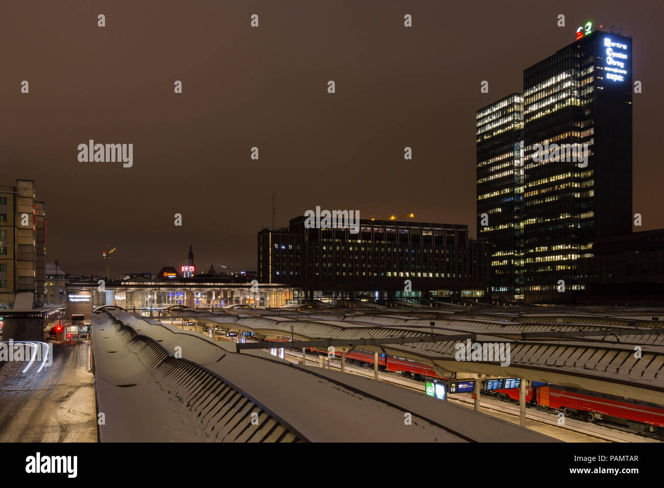 Oslo stazione ferroviaria centrale in una sera d'inverno Foto Stock