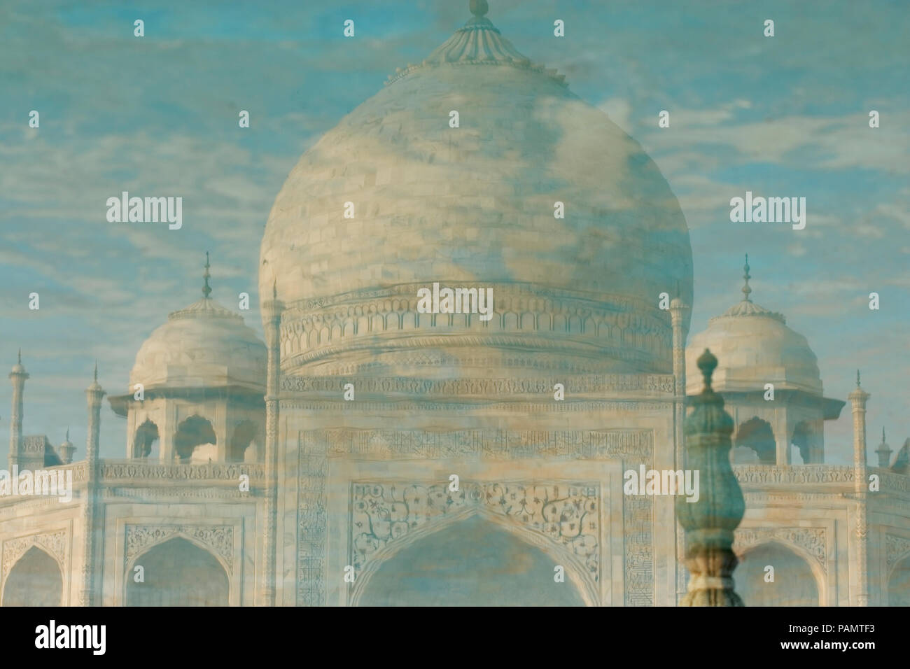 Taj Mahal reflection in acqua a Agra un Sito Patrimonio Mondiale dell'UNESCO, un monumento di amore, di Agra, Uttar Pradesh, India. Foto Stock
